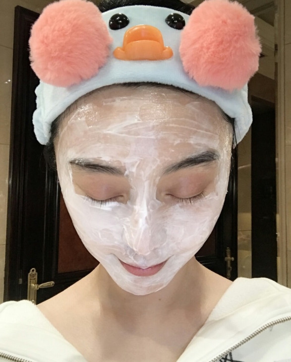 美容博主上线!范冰冰敷面膜搞怪自拍少女感十足
