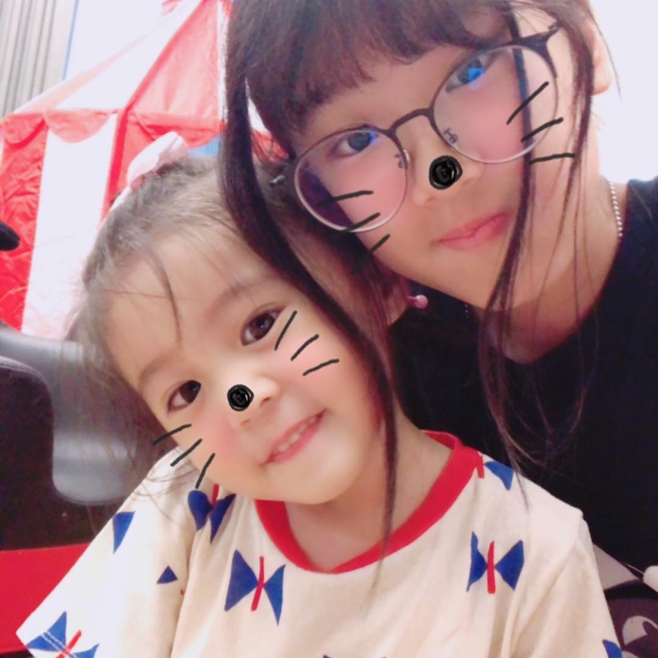 组图:贾静雯大女儿晒与咘咘波妞合照 一家人相亲相爱超暖心
