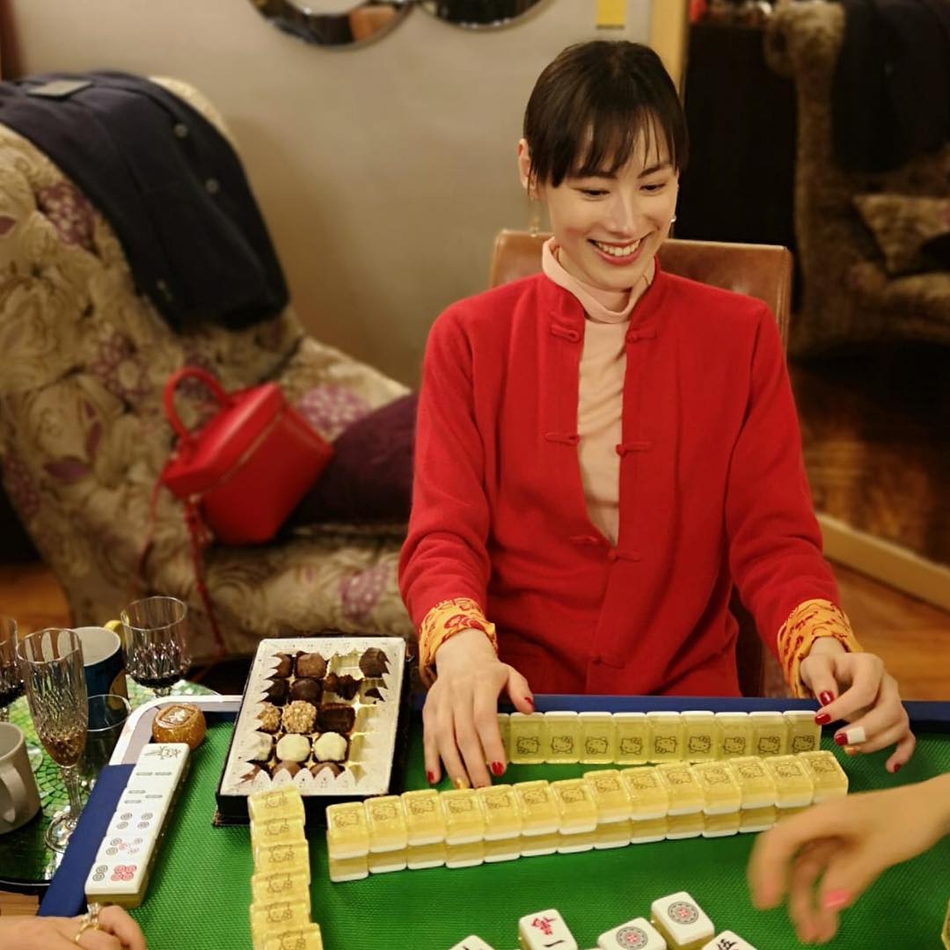 组图:梁洛施穿中式外套打麻将 红衣 红指甲灿笑节日气息浓