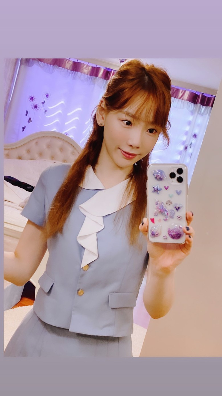 組圖：泰妍曬校服自拍青春洋溢 素顏對鏡甜笑少女十足