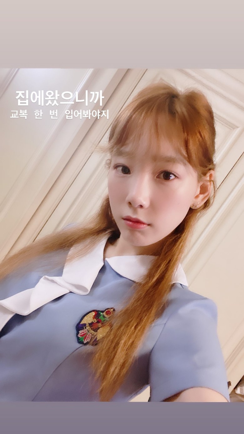 组图：泰妍晒校服自拍青春洋溢 素颜对镜甜笑少女十足