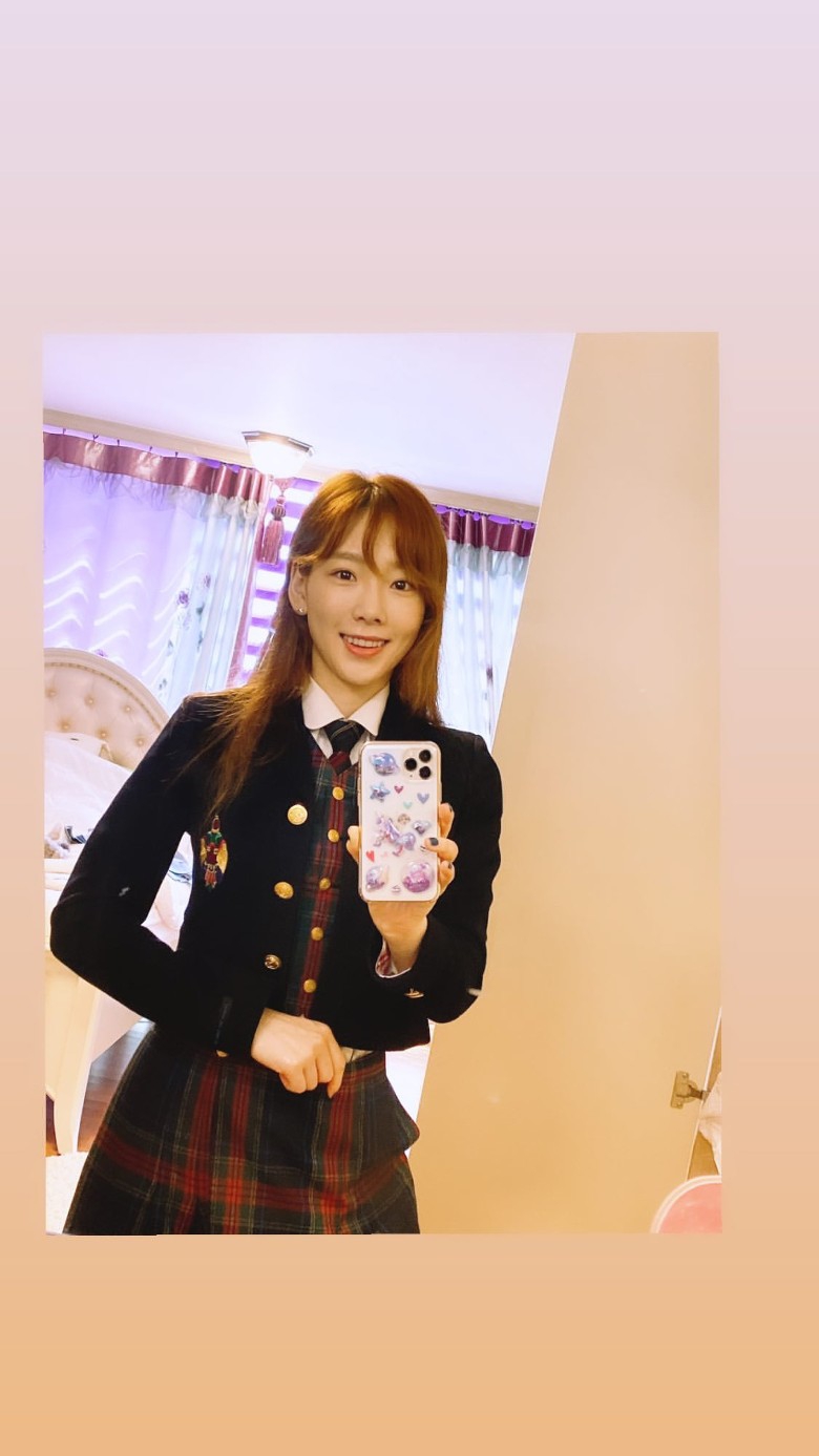 组图：泰妍晒校服自拍青春洋溢 素颜对镜甜笑少女十足