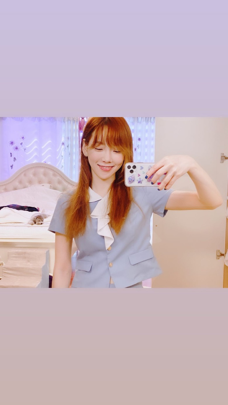 组图：泰妍晒校服自拍青春洋溢 素颜对镜甜笑少女十足