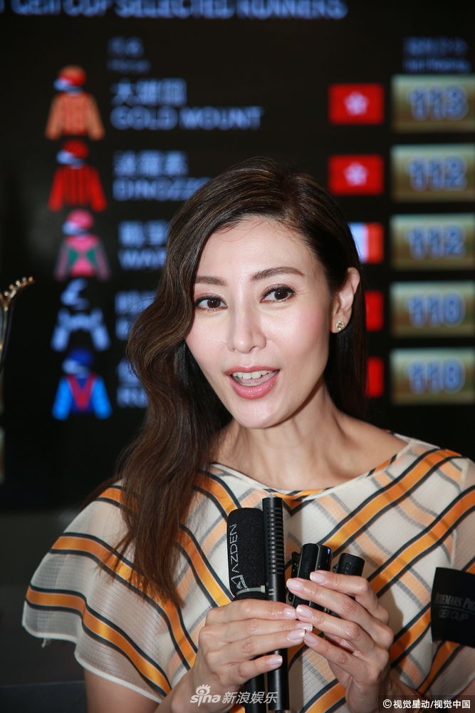 现场采访时,李嘉欣称老爷许世勋是首位在港取得100场头马的本地马主