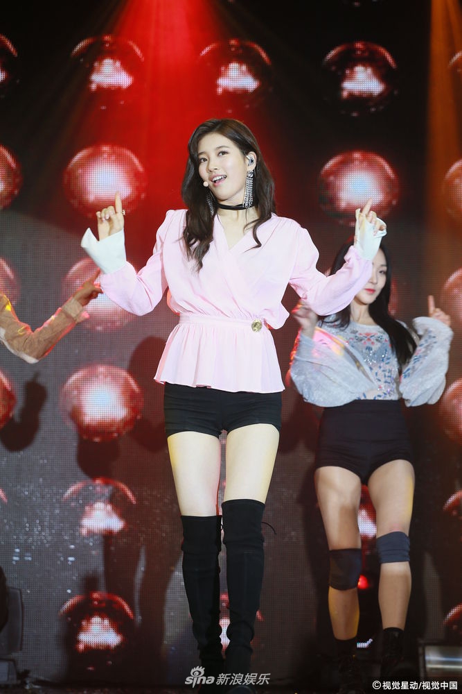 组图:秀智粉丝见面会卖力唱跳 穿热裤躺沙发姿势魅惑诱人