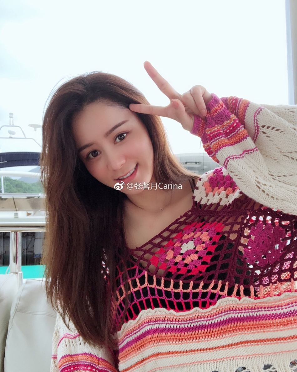 照片中,张馨月穿着清凉,大秀自己的性感好身材,本身就是模特的她