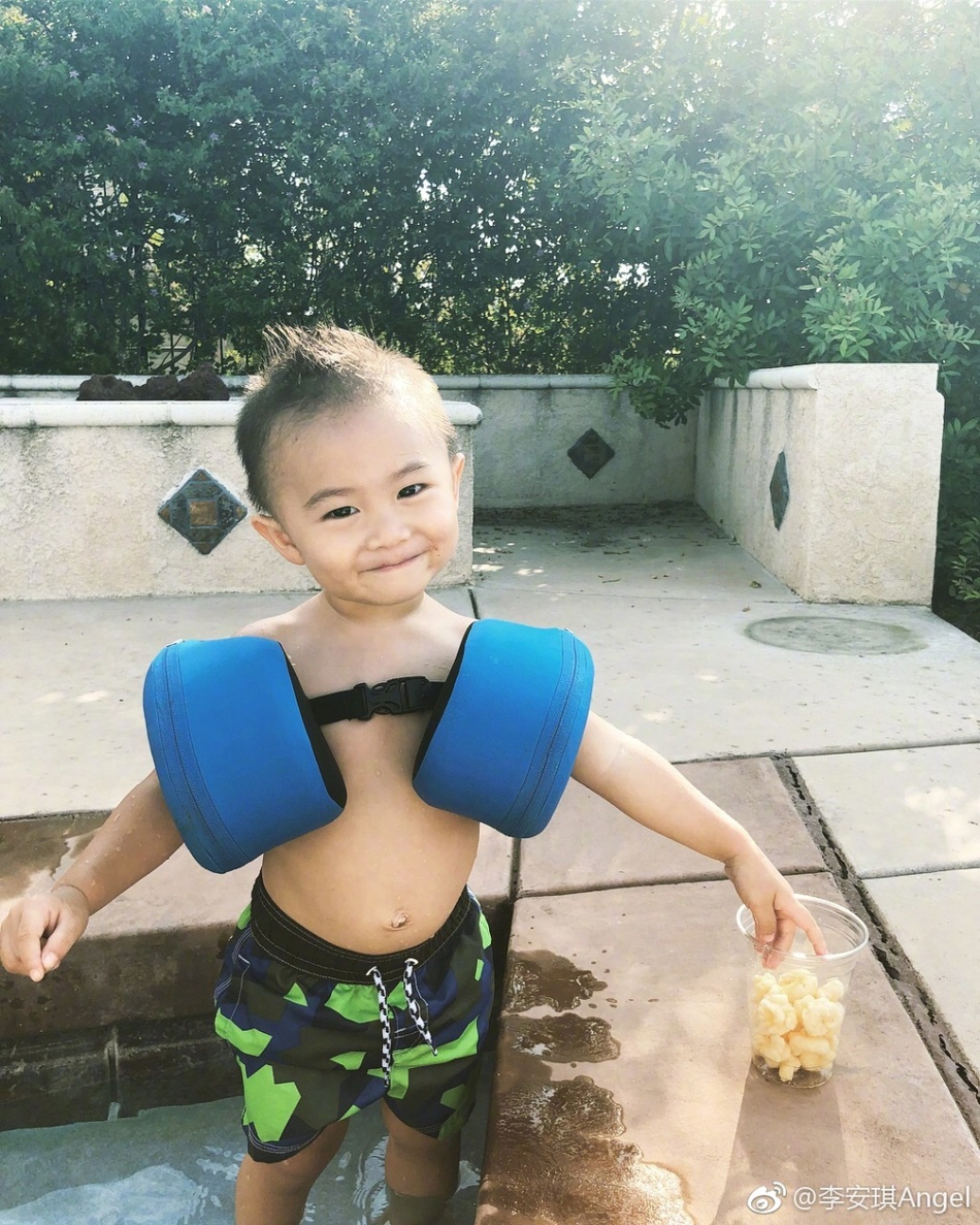 组图:李安琪晒儿女近照 奥莉泳装秀小长腿弟弟造型搞怪