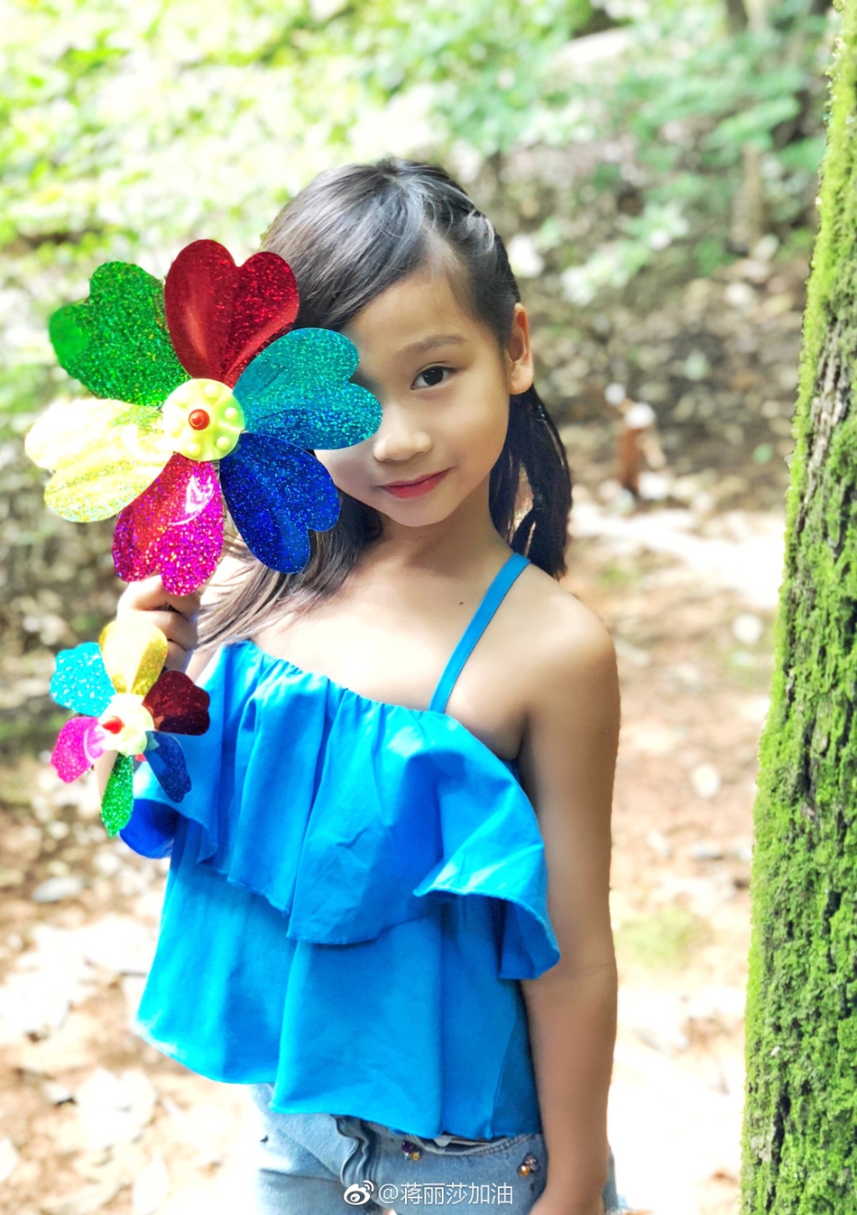 "带女儿感受大自然气息,随手一拍",四个孩子中只有大女儿陈雅茹露面