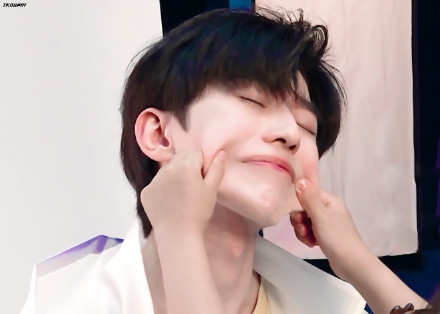 蔡徐坤被小女孩捏脸表情宠溺