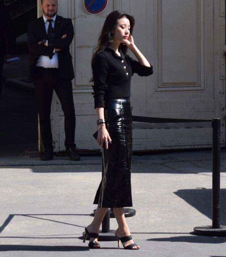 组图:美颜暴击!韩孝周出席时装周黑皮裙展现高挑好身材