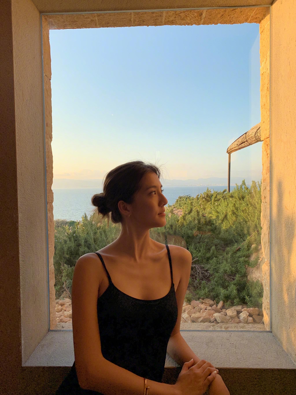 组图:吴千语晒库存美照侧颜精致 穿吊带装肤色健康长腿纤细_高清图集