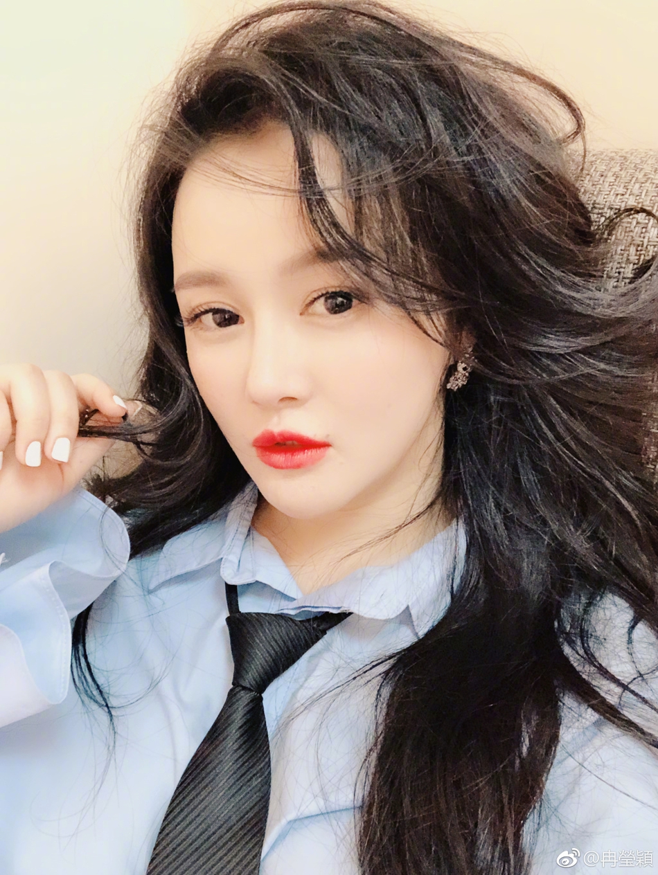 新浪娱乐讯 7日,冉莹颖在微博晒出一组自拍照,并称:"她们喊我一声冉哥