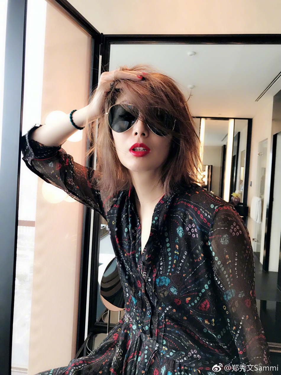 组图郑秀文遇上海暴雨感叹另类浪漫晒美照46岁女神气质依旧