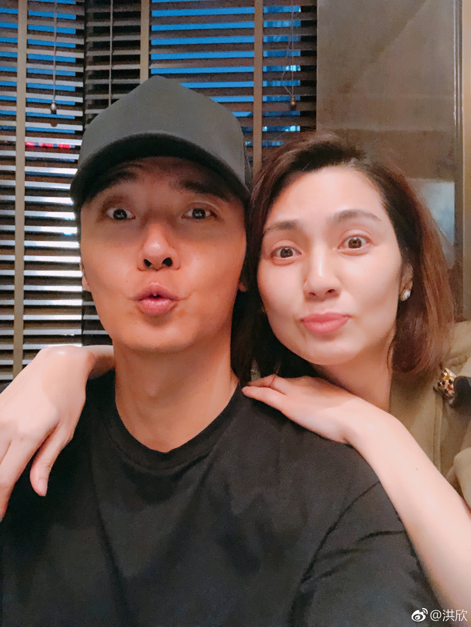 张丹峰洪欣亲密依偎做鬼脸就近期不实言论已起诉维权