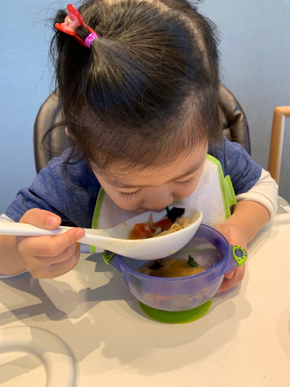 组图:章子怡晒女儿近照萌cry 醒宝吃饭超大口饭勺比脸大