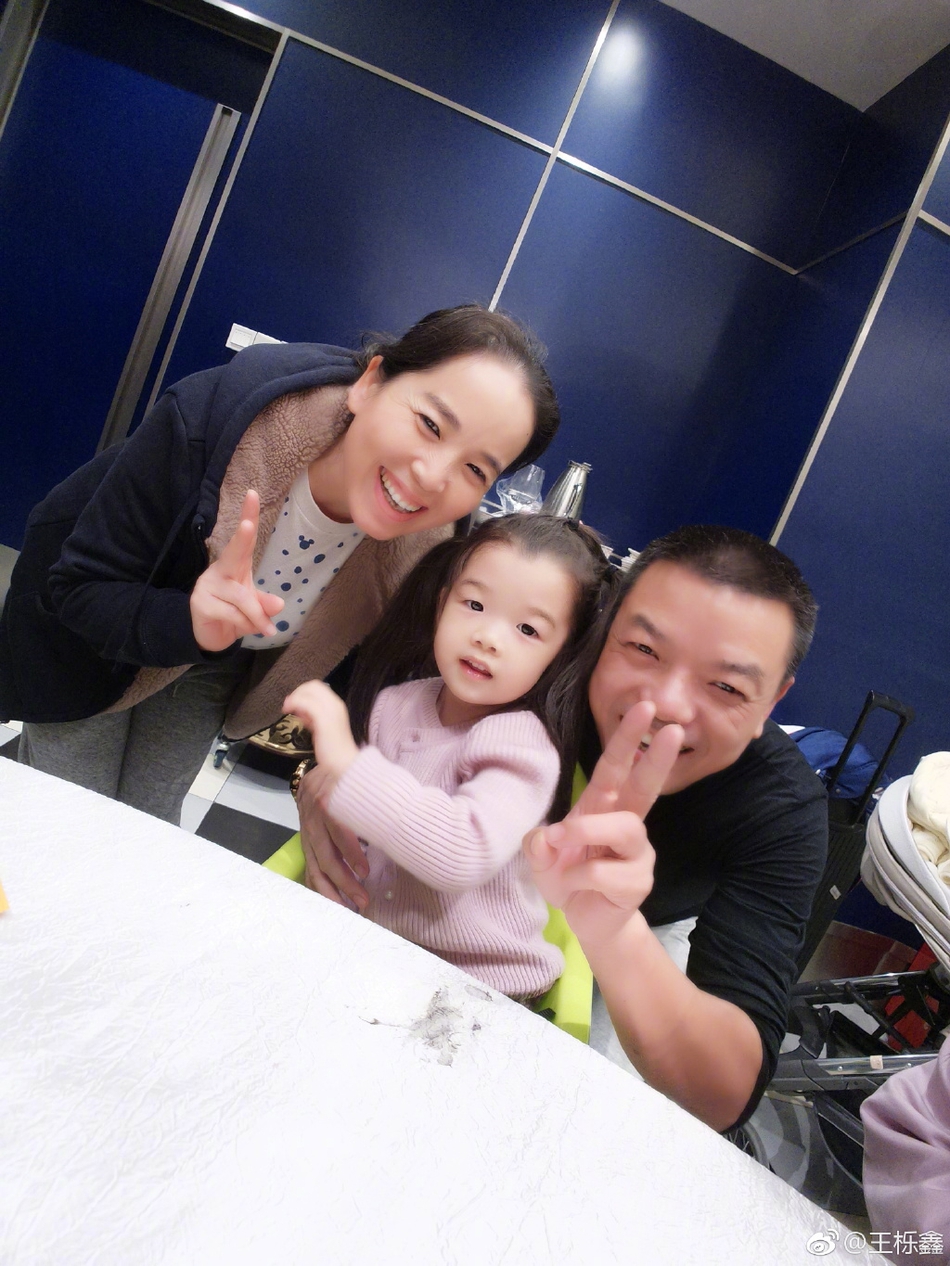 组图:王栎鑫为女儿庆生晒全家福 一家四口五官似复制粘贴_高清图集