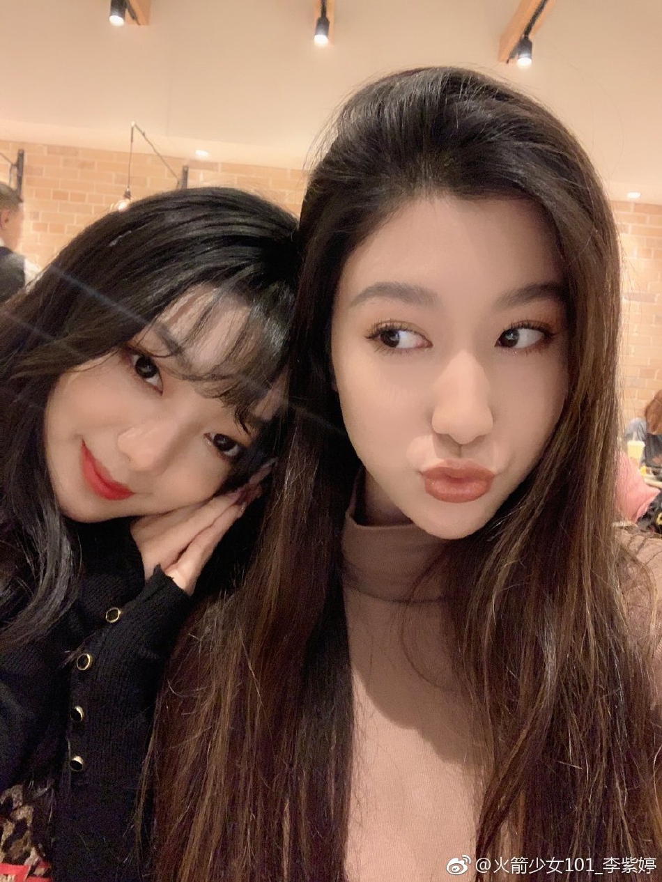 "照片中,李紫婷,陈芳语,吴映香三人靠肩合照,李紫婷还调侃称是全家福