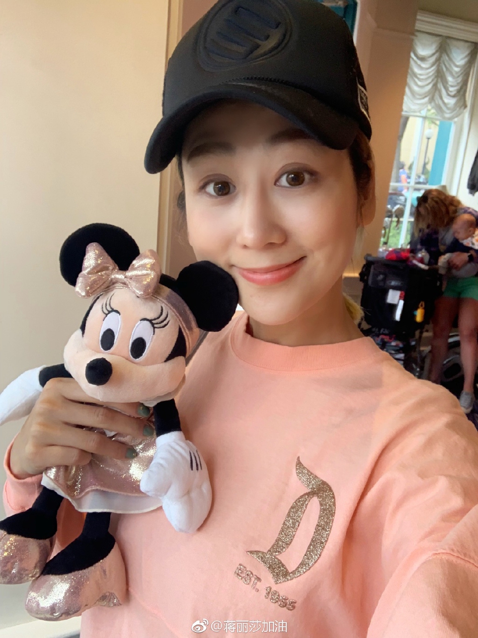 组图蒋丽莎晒与陈浩民合照秀恩爱两人游迪士尼画面甜蜜