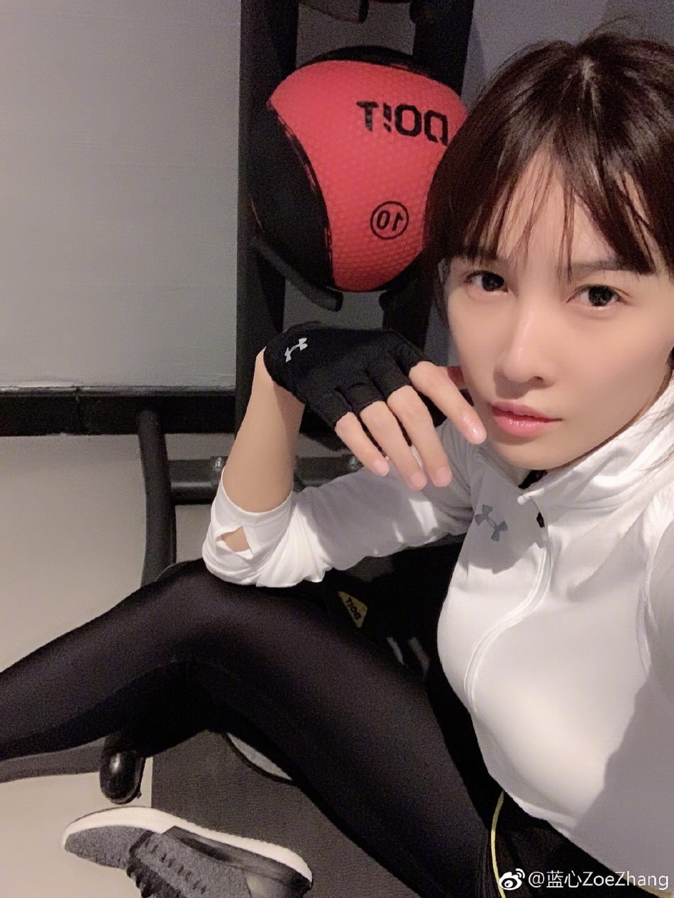 组图:张蓝心晒照展现完美头身比 竖劈一字马秀圆规腿_高清图集_新浪网