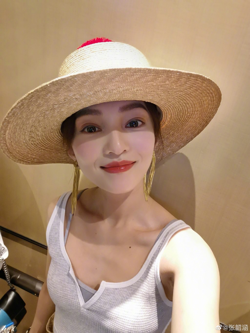 组图张韶涵晒自拍美照头戴草帽穿紧身背心露蛮腰身材娇小