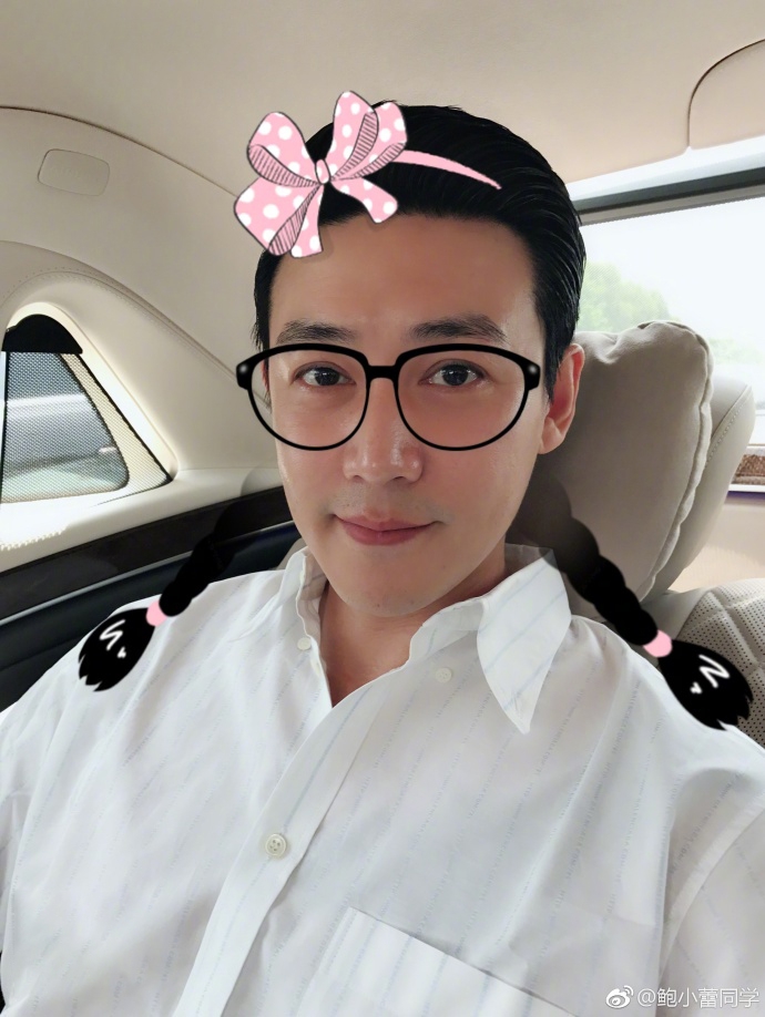 组图:鲍蕾晒全家搞怪自拍照 陆毅贴蝴蝶结贝儿小叶子超乖巧