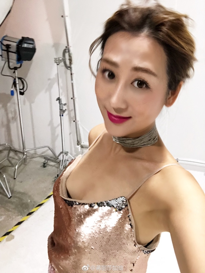 随手一拍",四个孩子中只有大女儿陈雅茹露面,母女俩在户外乡野中感受