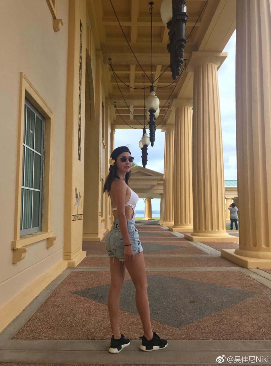 组图马景涛前妻吴佳尼穿泳衣秀火辣身材美背长腿超吸睛