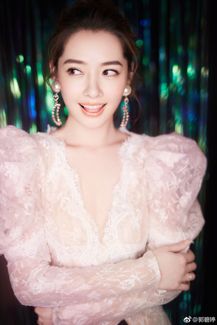 郭碧婷深v透视极致诱惑