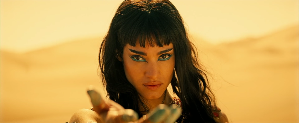 是《星际迷航3:超越星辰》里的新异星人物"婕拉";在热映影片《新