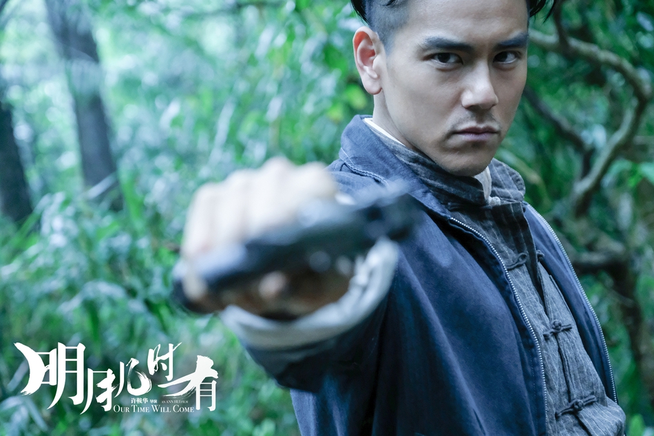 彭于晏在《明月几时有》中饰演神枪手"刘黑仔"