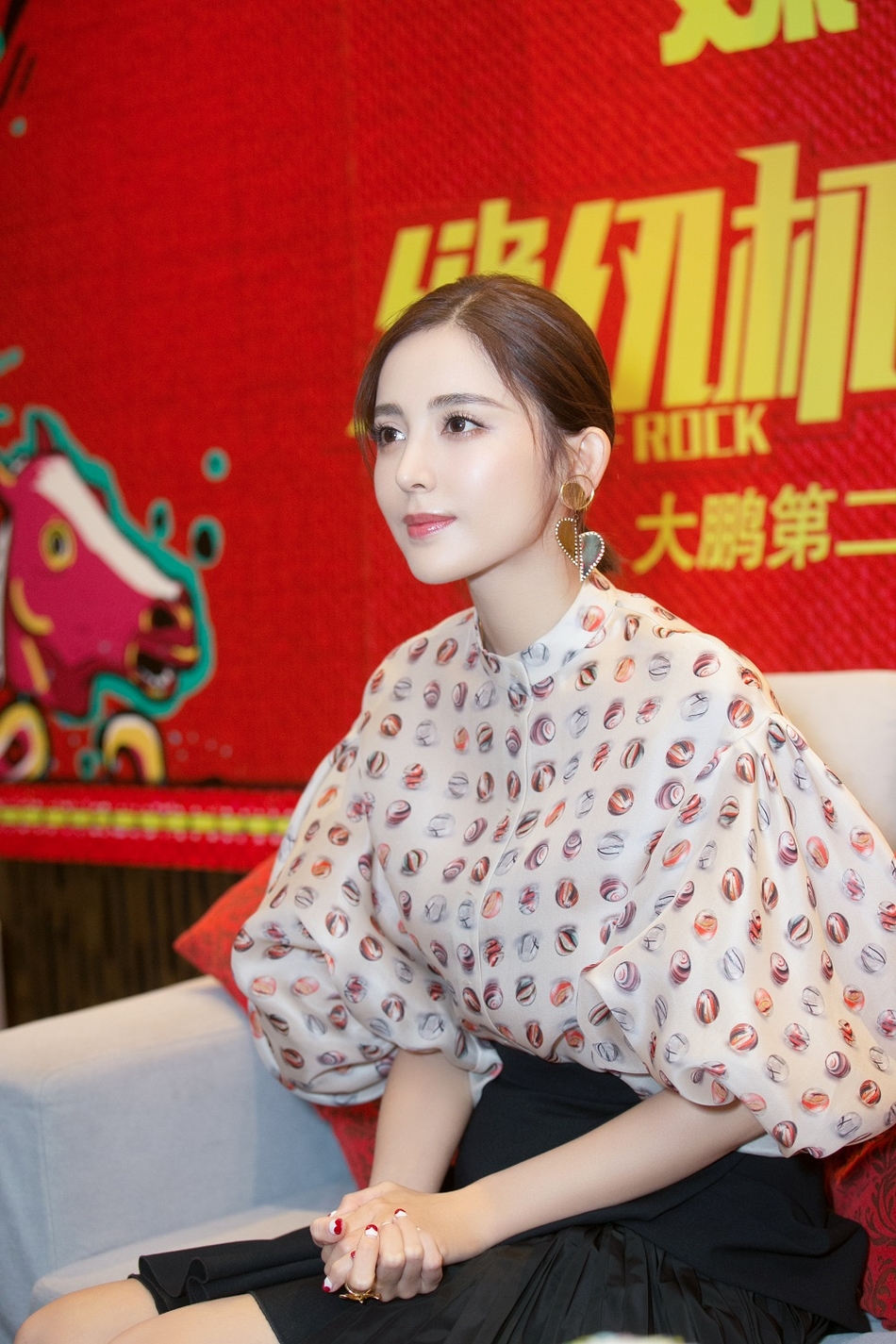 娱乐讯 在电影《缝纫机乐队》中,娜扎出演了勇敢叛逆的贝斯手"丁建国"