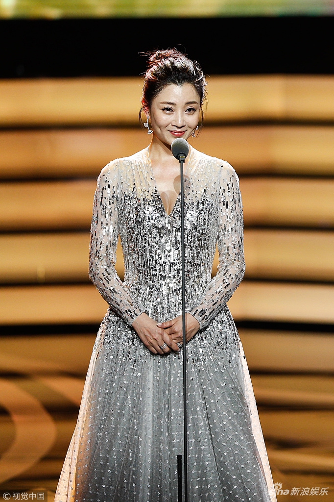 组图:白玉兰奖何冰获最佳男主角奖 马伊琍获最佳女主角奖