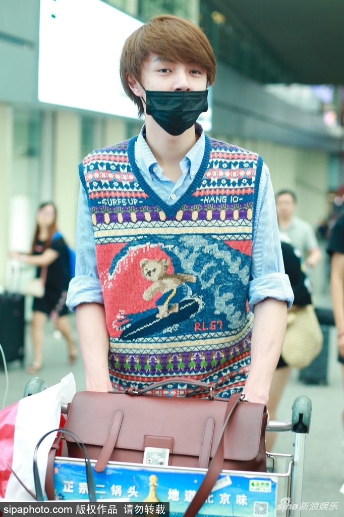组图:新版"花泽类"官鸿低调现身机场 素颜示人气质温暖_高清图集_新浪