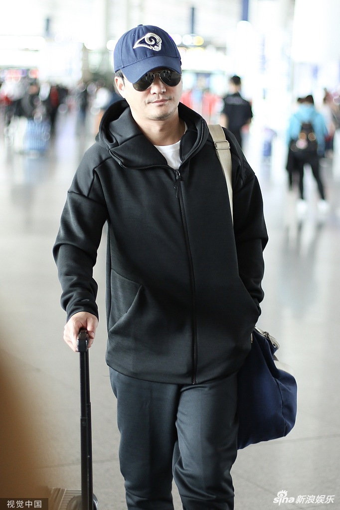 组图:百亿影帝吴京卖萌上演"歪头杀" 墨镜遮面全黑look很&