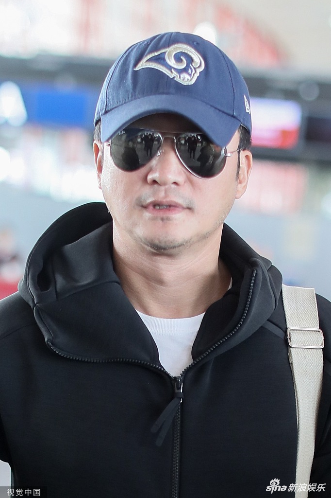 组图:百亿影帝吴京卖萌上演"歪头杀" 墨镜遮面全黑look很&