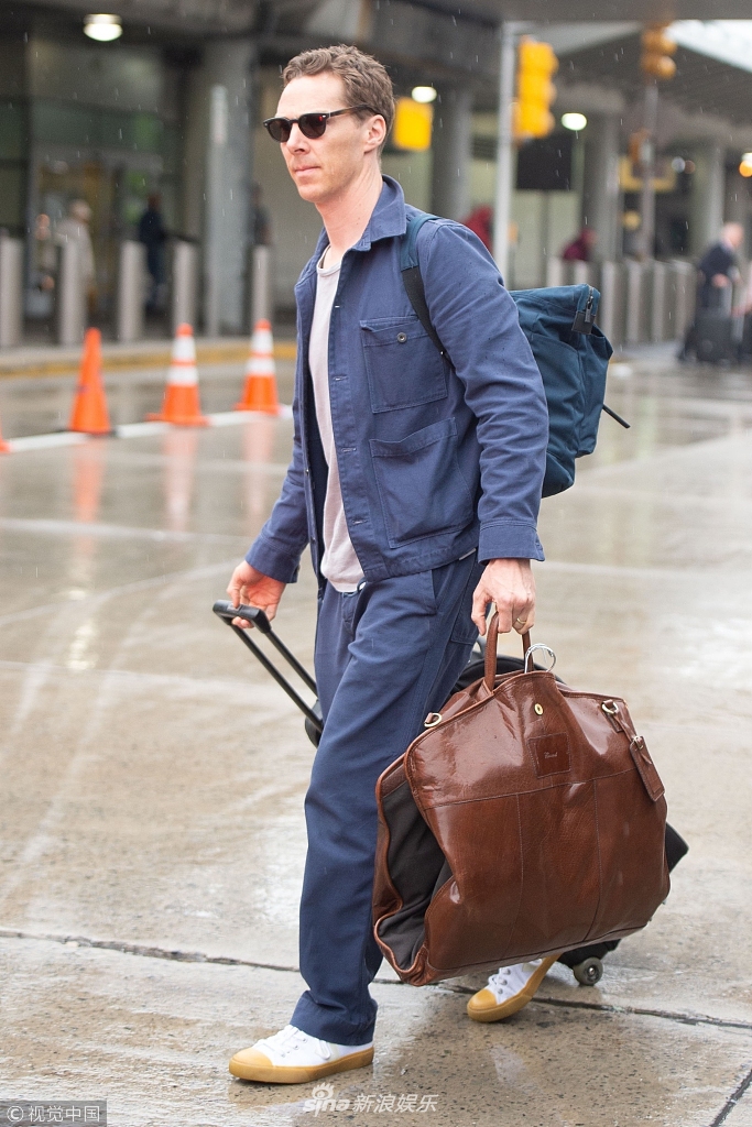 组图:三好男人!卷福拎大包小裹显狼狈 不忘牵手妻子恩爱满分