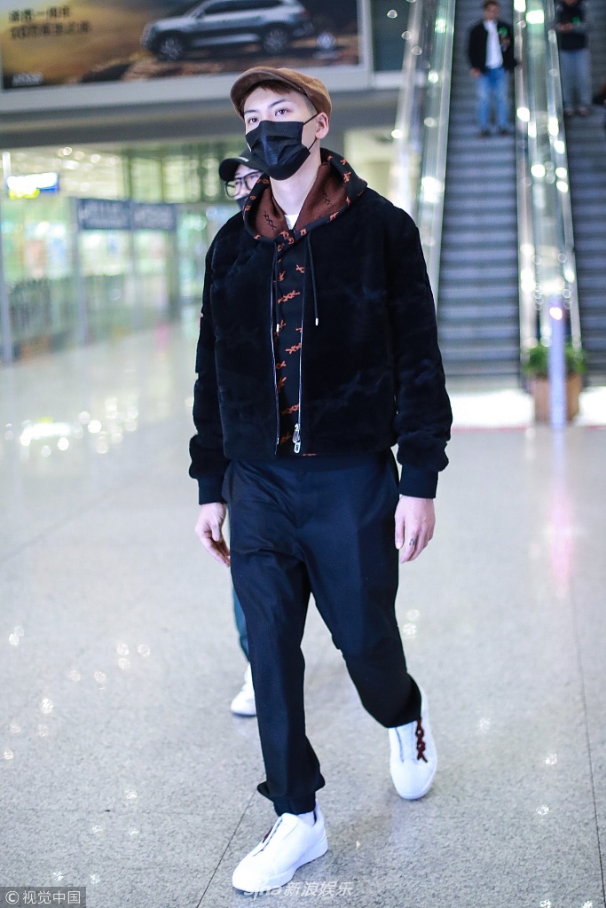 03 11:17:25 1 / 4 新浪娱乐讯 2018年11月3日,北京,陈伟霆现身机场.