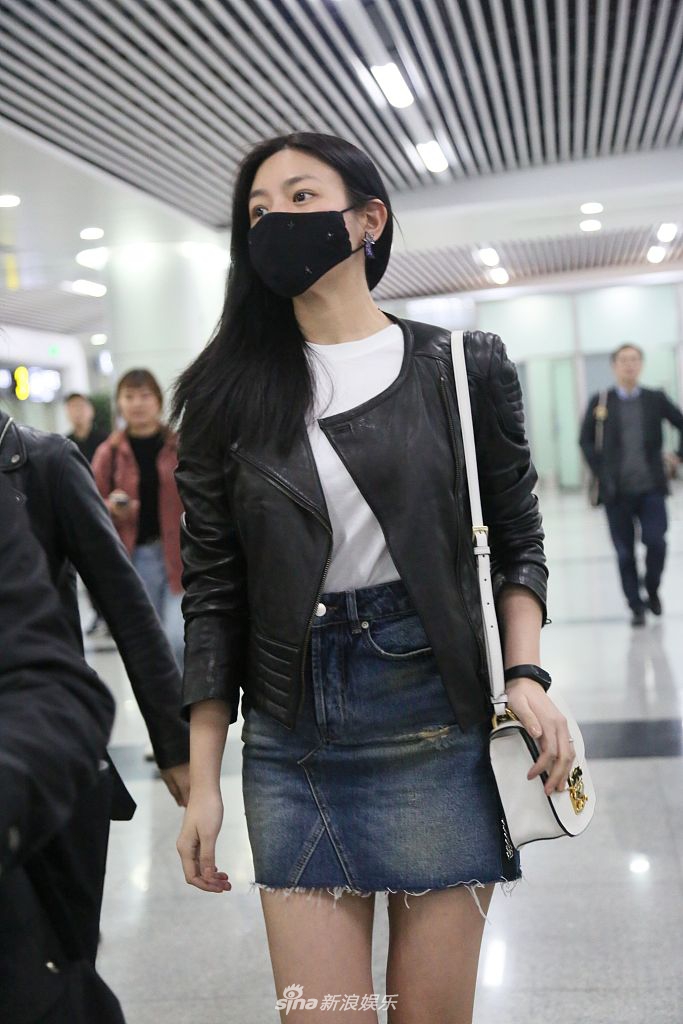 组图辣妈陈妍希机场营业皮夹克搭超短牛仔裙大秀长腿