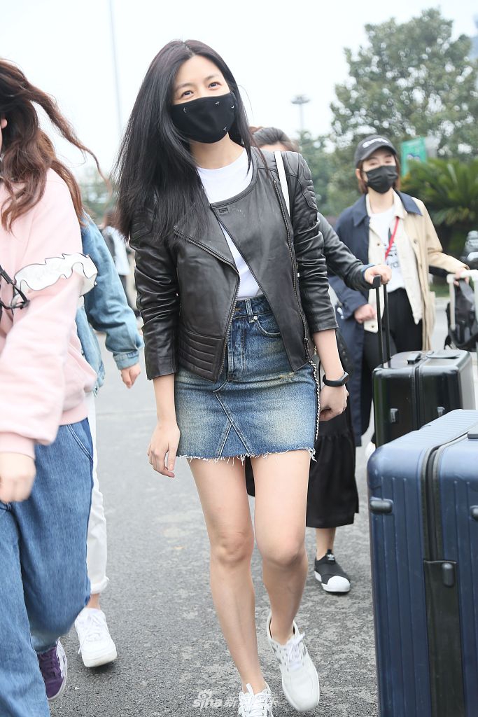 组图:辣妈陈妍希机场"营业" 皮夹克搭超短牛仔裙大秀长腿_高清图集