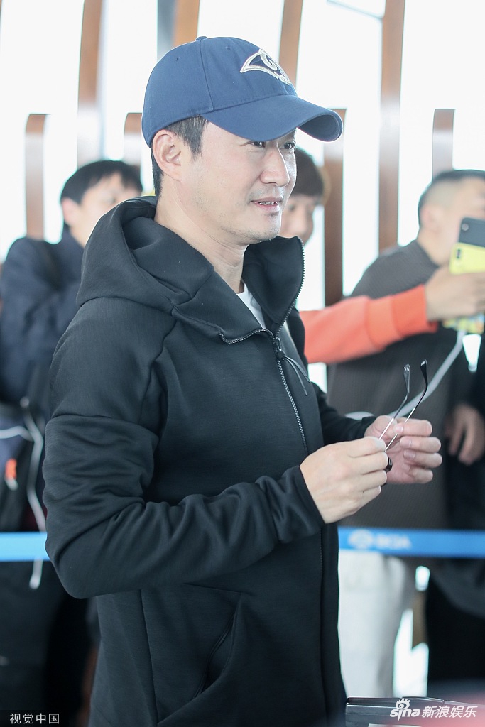 组图:百亿影帝吴京卖萌上演"歪头杀" 墨镜遮面全黑look很&
