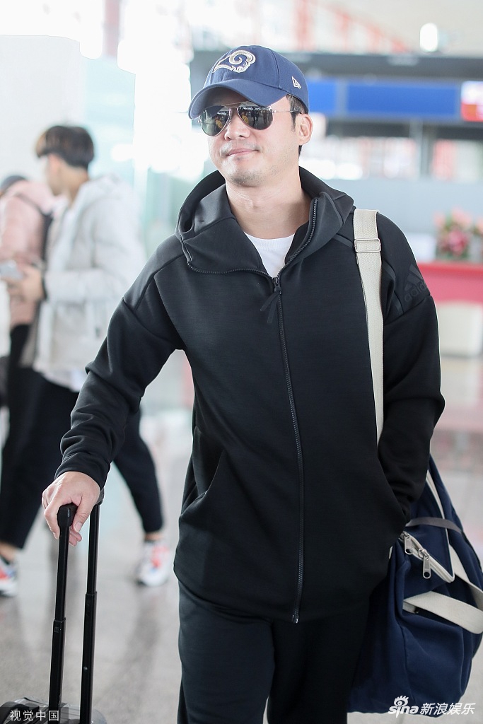 组图:百亿影帝吴京卖萌上演"歪头杀" 墨镜遮面全黑look很&