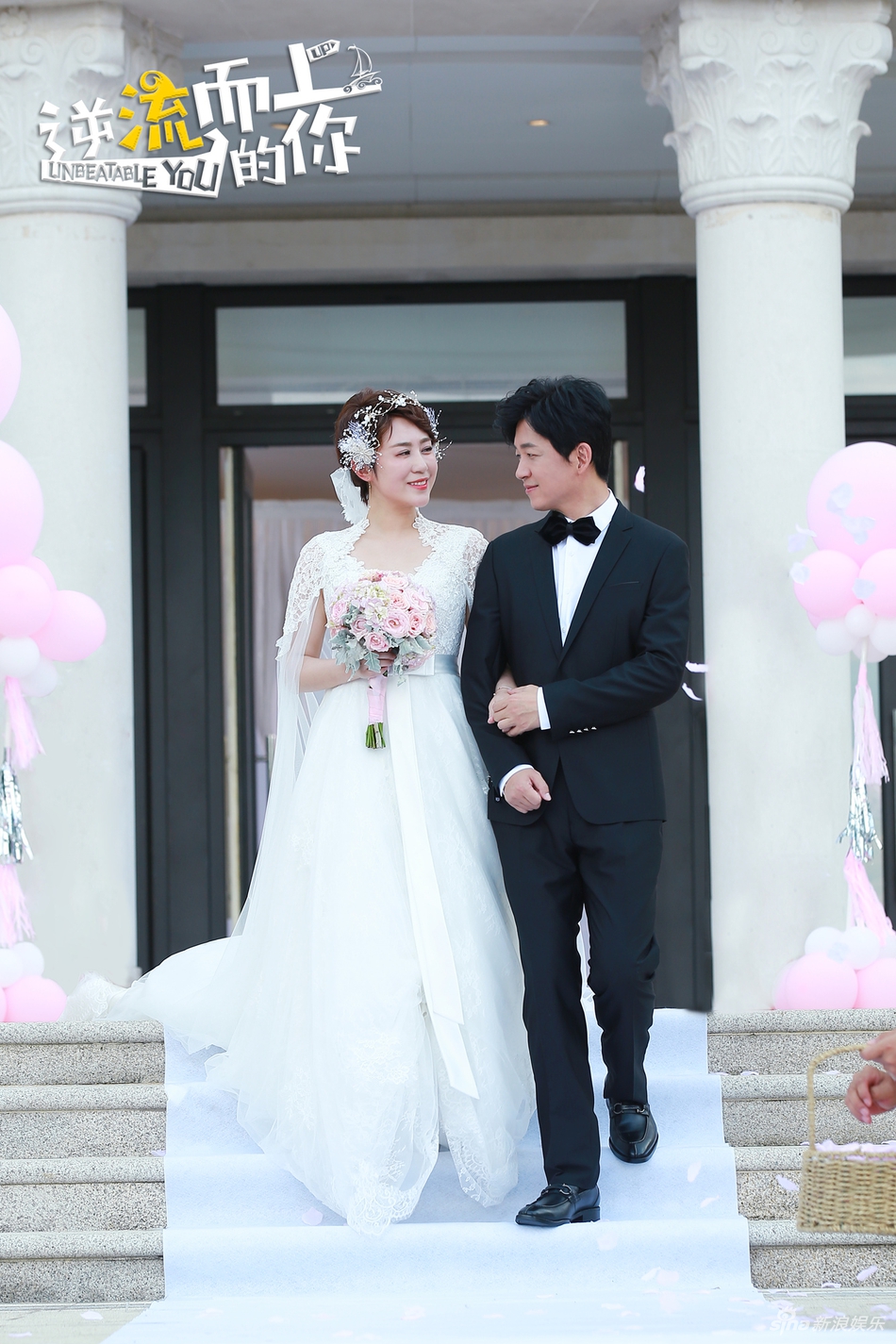 组图:探班《逆流而上的你》 潘粤明马丽婚纱礼服落水比"耶"