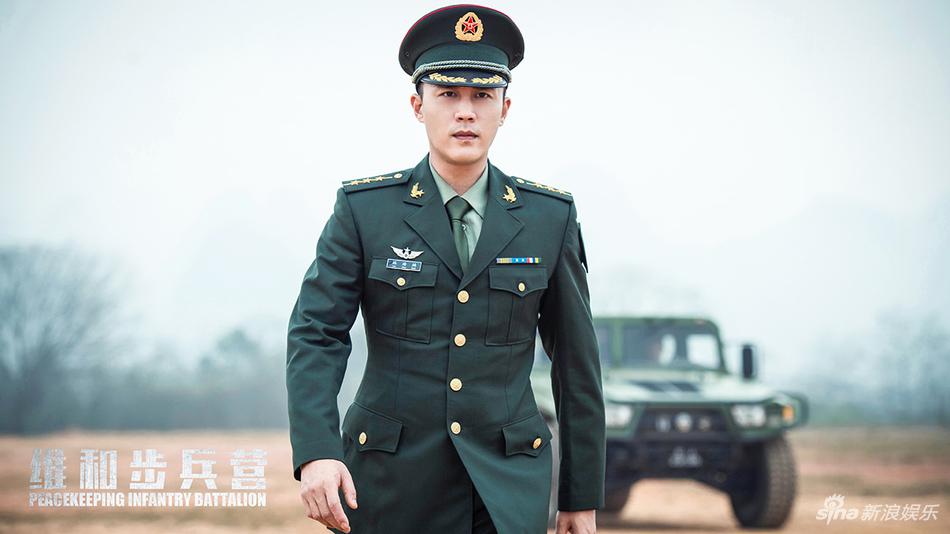 杜淳首次挑战现代军人角色,在新剧《维和步兵营》中身着大量正装,常服