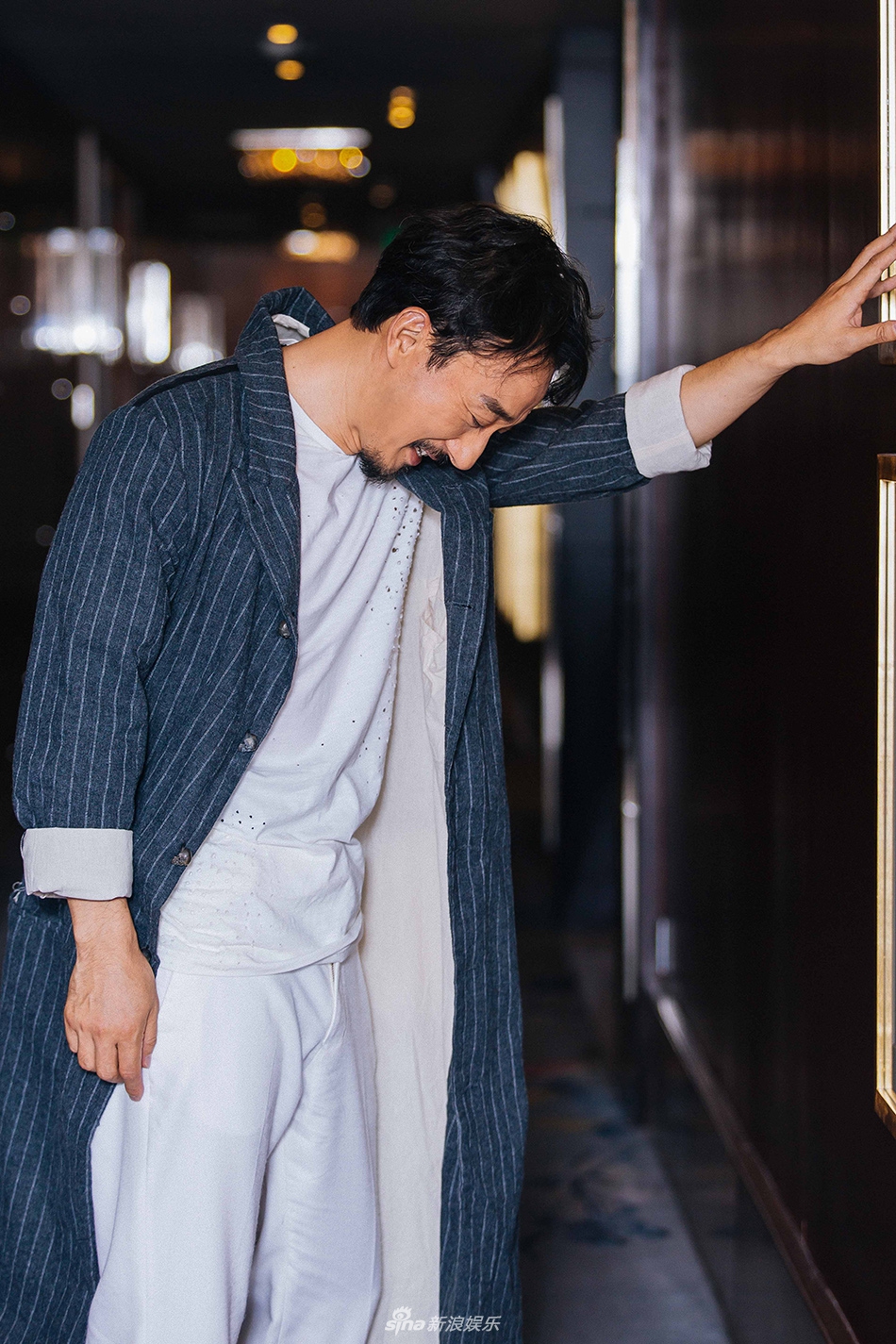 赵立新艺术家气质十足