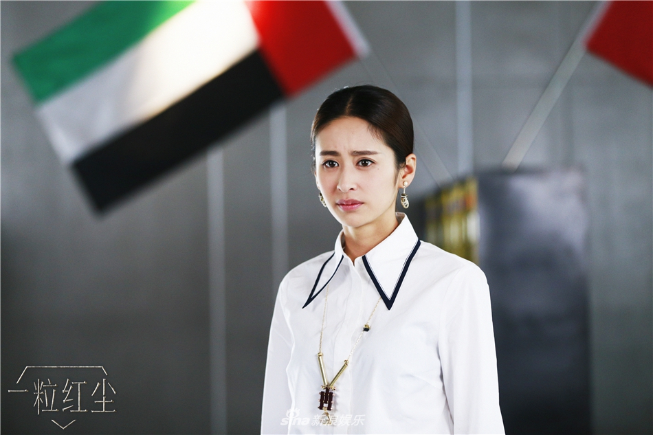 组图:《一粒红尘》颖儿再赴迪拜 不惧猎豹谈笑自如