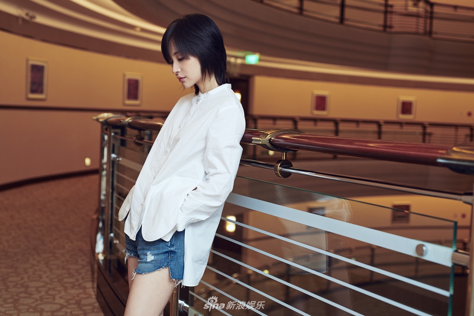 组图曲筱绡即视感王子文白衬衫配短裤清爽俏皮