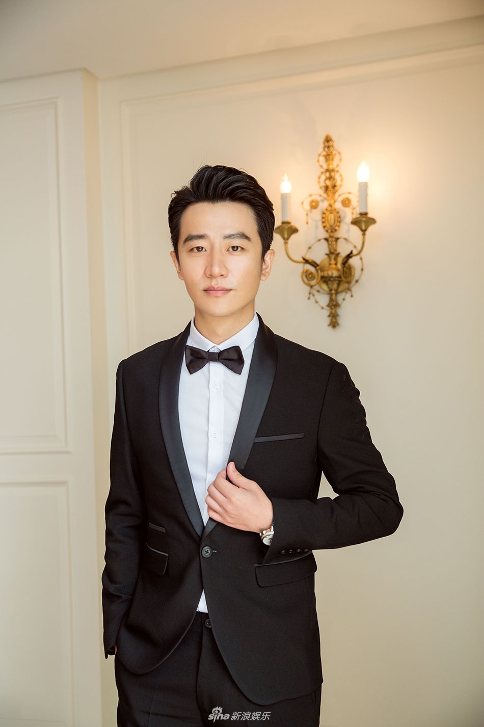 组图:《创业时代》黄轩化身创业精英 笔挺西装帅气亮相