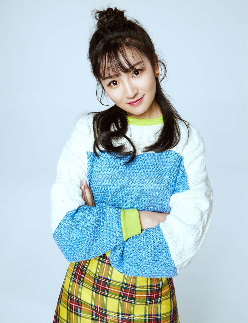 组图:《越活越来劲》张艺馨化身活泼可爱美女记者