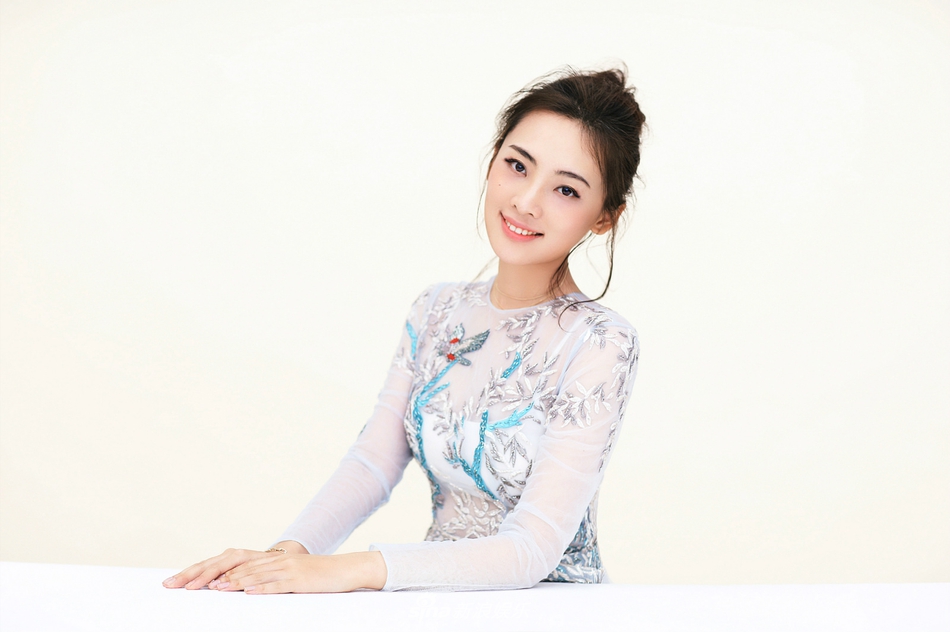 新浪娱乐讯 《绝密543》陈维涵曝光了一组最新写真,她身着白色薄纱