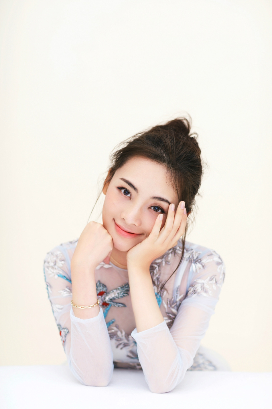 新浪娱乐讯 《绝密543》陈维涵曝光了一组最新写真,她身着白色薄纱